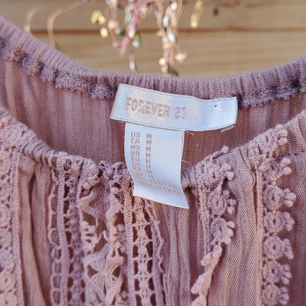 🌟NWT🌟 Forever 21 Crochet Panel Off-Shoulder Romper Long Sleeves Medium Blush - Picture 8 of 8